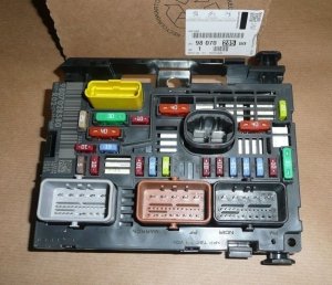 Boîtier de fusibles du calculateur bsm d'origine Citroën C5 III C6 Peugeot 407 5008 , 9807028580