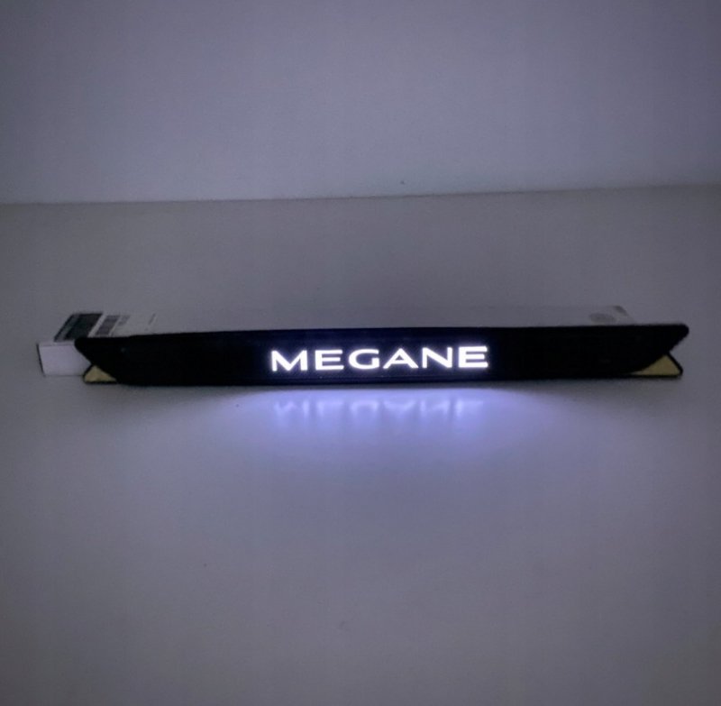 Seuils de porte éclairés d’origine Renault Mégane IV, réf. , 7711785927 , Fonctionnent avec 2 piles CR2430. Longueur : 44 cm Largeur : 4 cm 