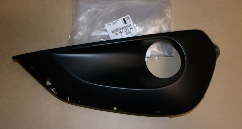 Revêtement de pare-chocs avant droit Peugeot 208 II, 9810738180, 9810738180, 