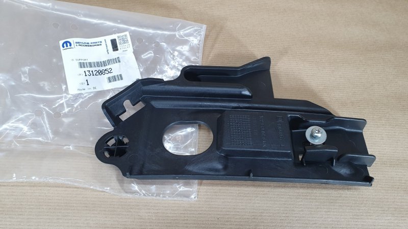 Support de pare-chocs avant gauche d'origine Opel Corsa C, 13120852