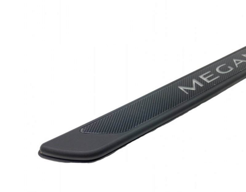 Seuils de porte éclairés d’origine Renault Mégane IV, réf. , 7711785927 , Fonctionnent avec 2 piles CR2430. Longueur : 44 cm Largeur : 4 cm 