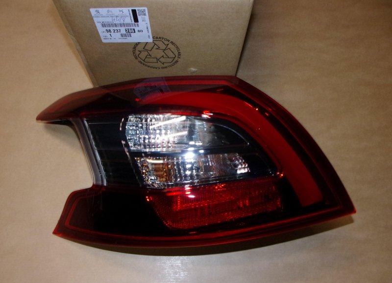 Feu arrière Peugeot 308 II droit, 9823728680, 9823728680, 