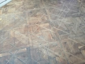 Cyklinowanie starego zniszczonego parkietu