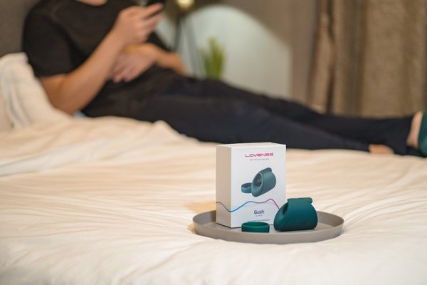 Masturbator Lovense Gush - wibrujący masturbator męski (zielony)