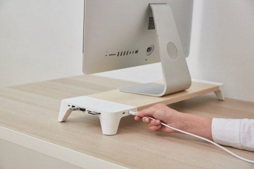 POUT Eyes8 – Podstawka pod monitor w kolorze białym z funkcją szybkiego i bezprzewodowego ładowania. Wielofunkcyjne rozwiązanie 