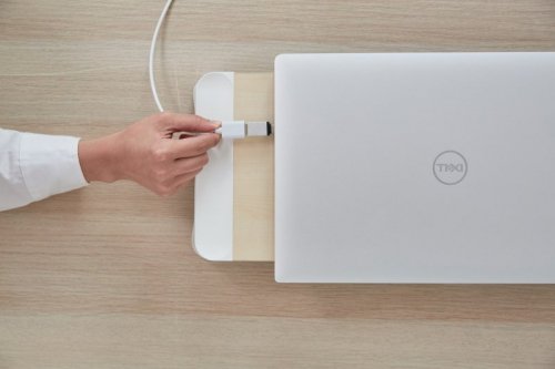 POUT Eyes8 – Podstawka pod monitor w kolorze białym z funkcją szybkiego i bezprzewodowego ładowania. Wielofunkcyjne rozwiązanie 