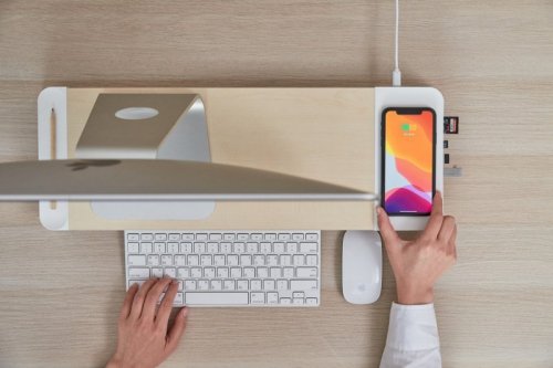 POUT Eyes8 – Podstawka pod monitor w kolorze białym z funkcją szybkiego i bezprzewodowego ładowania. Wielofunkcyjne rozwiązanie 