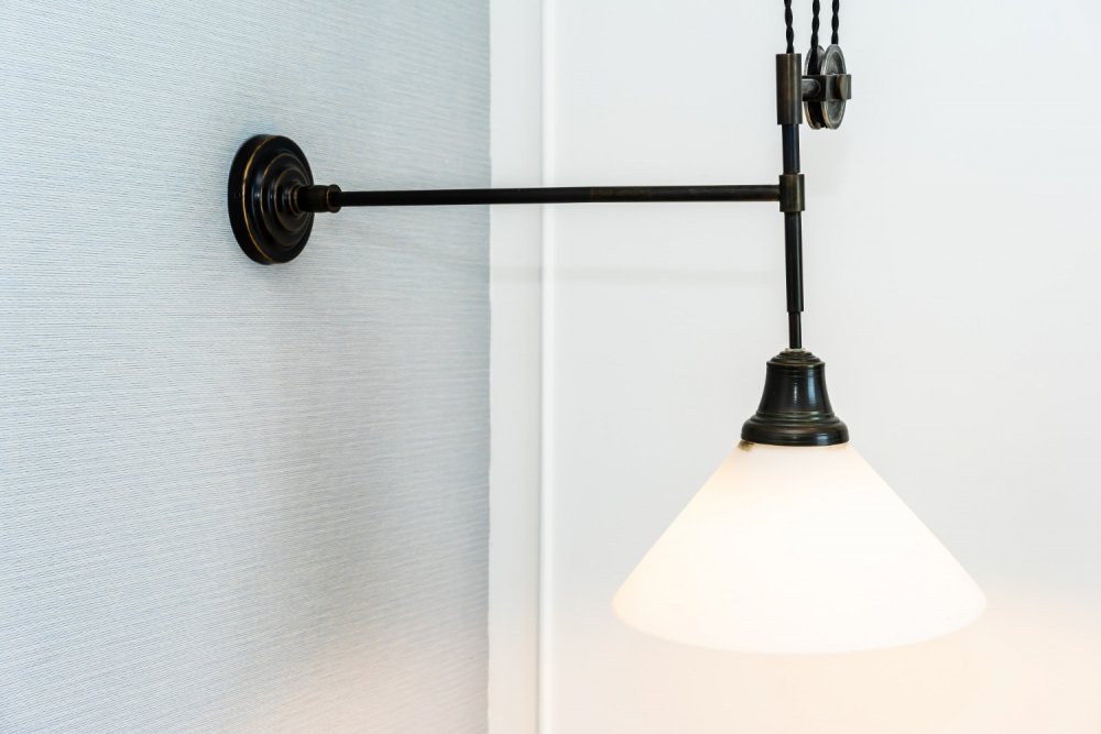 Lampa na ramieniu – funkcjonalność i styl w jednym