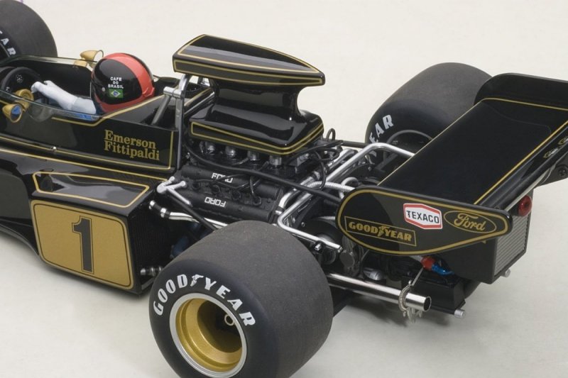 AUTOART LOTUS 72E #1 FITTIPALDI 1973 (WITH DRIVER FIGURINE FITTED) (COMPOSITE MODEL/NO OPENINGS) SKALA 1:18