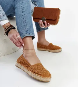 Brązowe koronkowe espadryle na platformie Samra