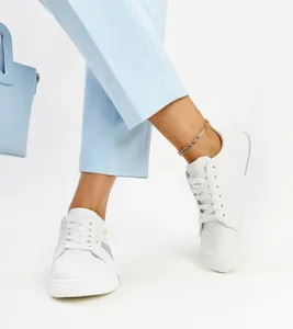 Białe sneakersy z kolorem Zorica