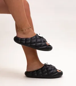 Czarne klapki piankowe z oczami Gorgesa