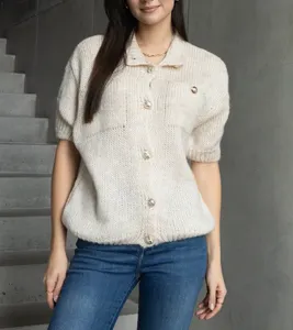 Sweter damski beżowy z krótkim rękawem ozdobne guziki Shela