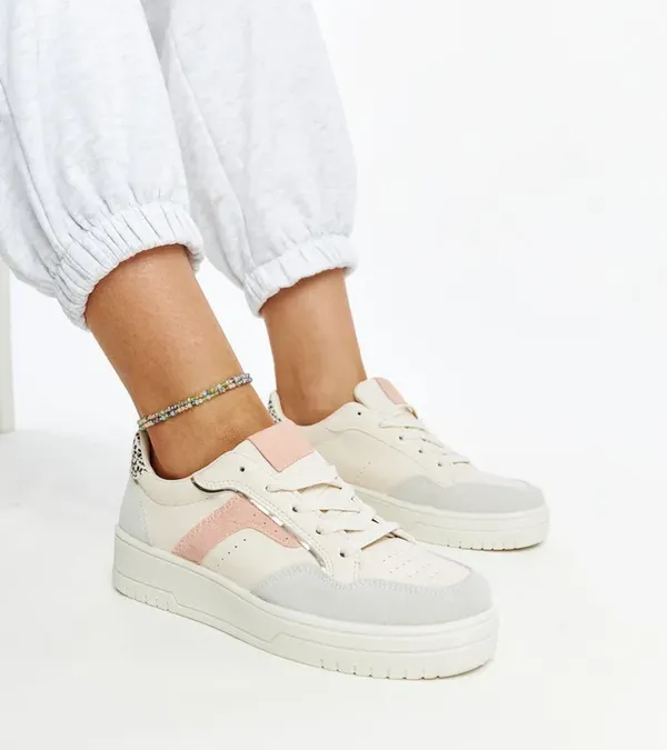 Białe sneakersy na platformie Walda