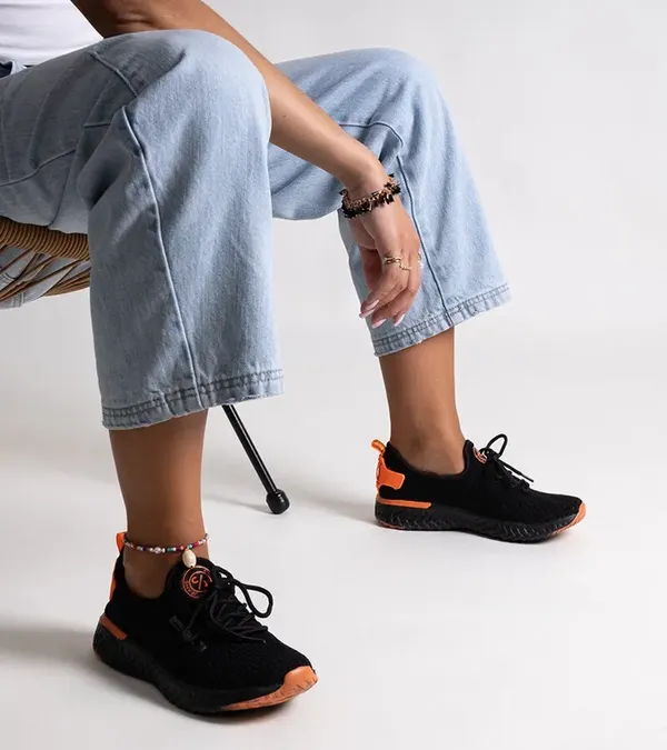 Czarne materiałowe sneakersy damskie CROSS JEANS