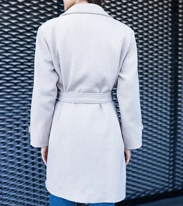 Elegancki beżowy płaszcz wiązany oversize Bahera