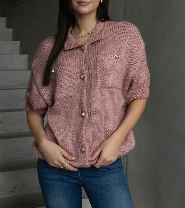 Sweter damski różowy z krótkim rękawem ozdobne guziki Shela