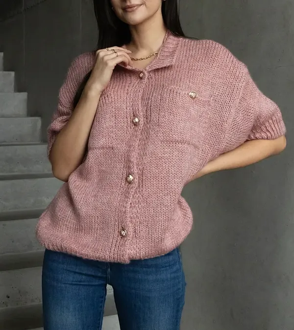 Sweter damski różowy z krótkim rękawem ozdobne guziki Shela