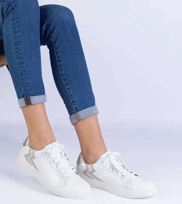 Białe sneakersy damskie z tłoczeniem i brokatem Laneta