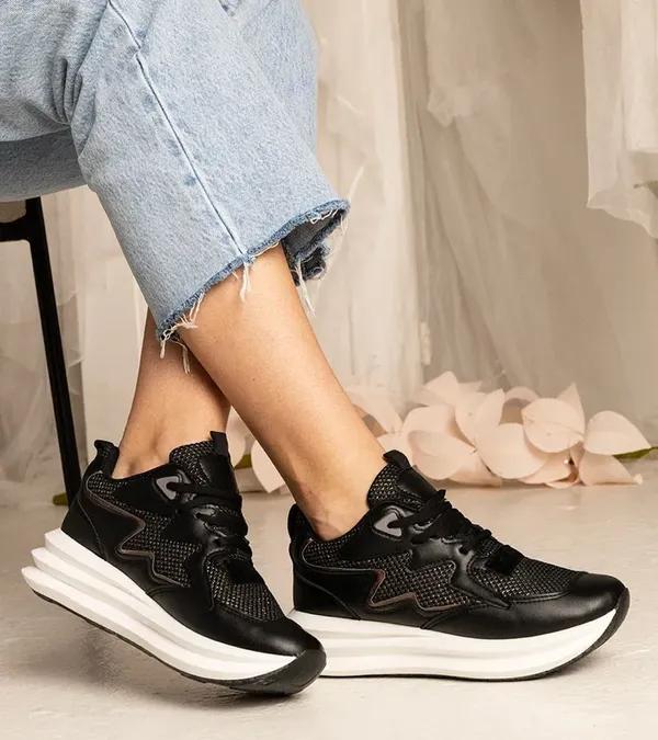 Czarne sneakersy z holograficznym elementem Elaiza