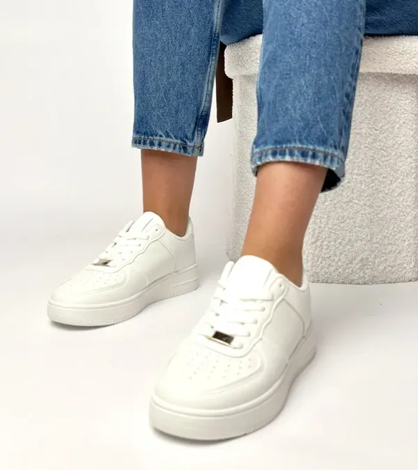 Białe sneakersy na platformie Brigitte
