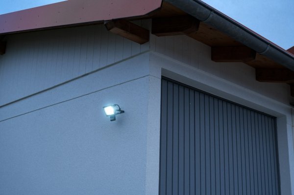 Naświetlacz LED z czujnikiem ruchu Brennenstuhl JARO 3060 P 2300lm 20W IP65 1171250242