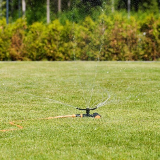 Zraszacz dookólny metalowy na kółkach Fiskars 1023657