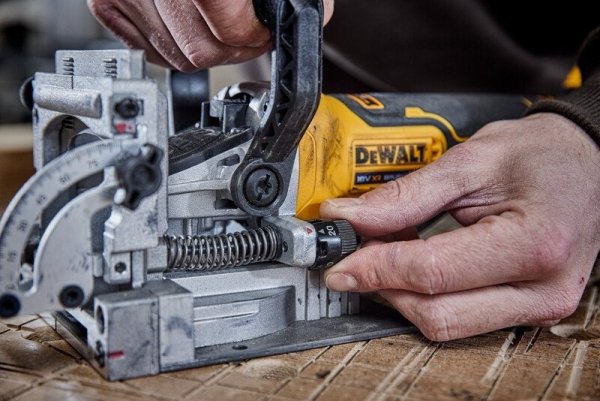 Akumulatorowa frezarka do wpustów, lamelownica DeWALT DCW682N 18V