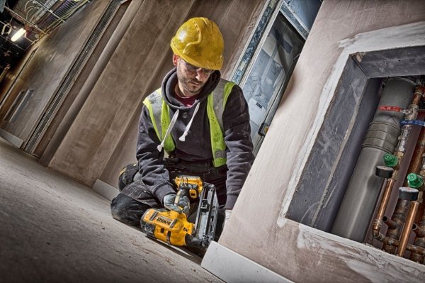 Gwoździarka DeWALT DCN692P2K XR Li-Ion 18 V 2-biegowa 2x 5,0 Ah 