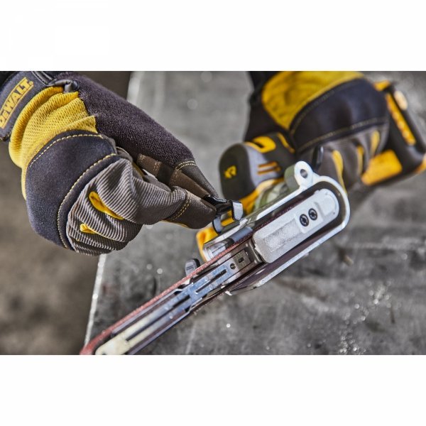 Pilnik taśmowy DeWALT DCM200N z silnikiem bezszczotkowym 18V