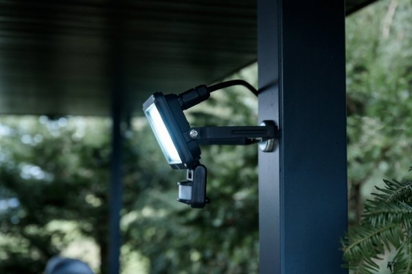 Naświetlacz LED z czujnikiem ruchu Brennenstuhl JARO 3060 P 2300lm 20W IP65 1171250242