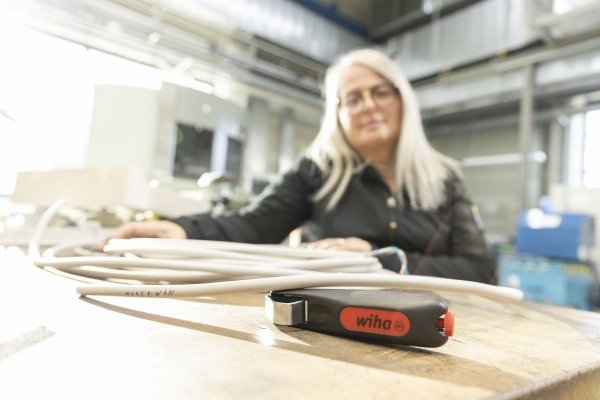 Nóż do ściągania izolacji Wiha 44240