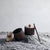 Stylowy pojemnik na sól i przyprawy Yami – zbliżenie na zaokrągloną pokrywkę z jasnego marmuru i ciemne drewno karbonizowane