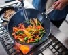 Joseph Joseph SPACE Wok ze Składanym Uchwytem 32 cm / Granatowy