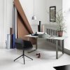 Muuto FIBER ARMCHAIR SWIVEL BASE Krzesło Obrotowe - Czarne - Siedzisko Tapicerowane Brązową Skórą / Metalowa Rama