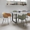 Muuto FIBER ARMCHAIR WOOD BASE Krzesło  z Tapicerowanym Skórą Siedziskiem w Kolorze Brązowym /Drewniana Rama Naturalna