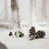 Kähler CHRISTMAS Porcelanowa Figurka Świąteczna - Odpoczywający Elf na Szyszce