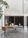 Muuto FIBER ARMCHAIR SWIVEL BASE Krzesło Obrotowe na Kółkach - Rama Aluminium Polerowane / Siedzisko Tapicerowane Brązowa Skóra