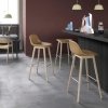 Muuto FIBER Hoker - Stołek Barowy 65 cm Czarny - Siedzisko Tapicerowane Czarną Skórą / Drewniana Rama