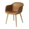 Muuto FIBER ARMCHAIR WOOD BASE Krzesło  z Tapicerowanym Skórą Siedziskiem w Kolorze Brązowym /Drewniana Rama Naturalna