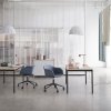 Muuto FIBER ARMCHAIR SWIVEL BASE Krzesło Obrotowe na Kółkach Białe - Siedzisko Tapicerowane Szarą Tkaniną Remix 133 / Metalowa Rama