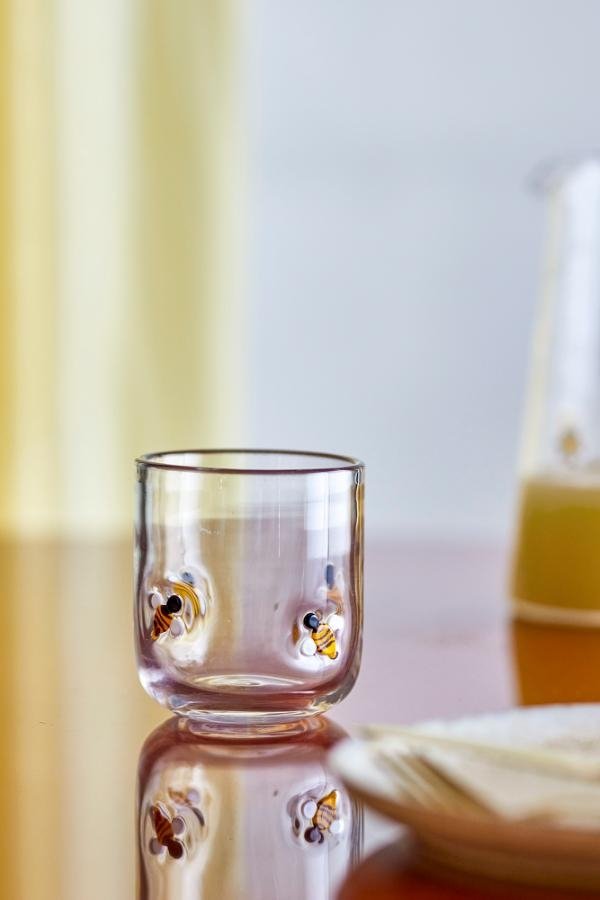 eleganckie szklanki do napojów z fakturą szkła Bloomingville