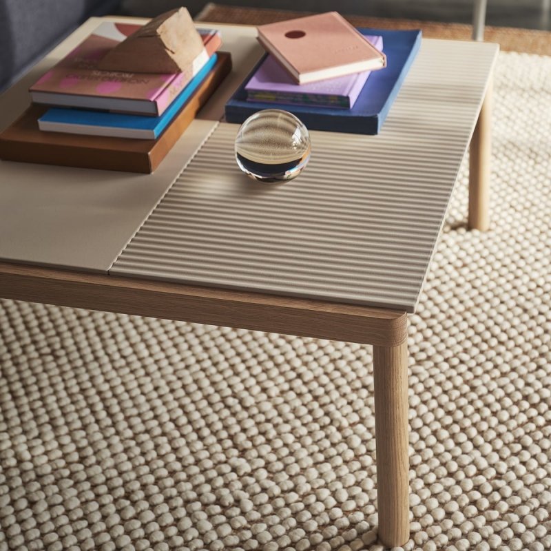Muuto COUPLE Stolik Kawowy z Ceramicznym Blatem 84x80 cm / Ciemny Dąb - Blat Wavy Piaskowy Sand
