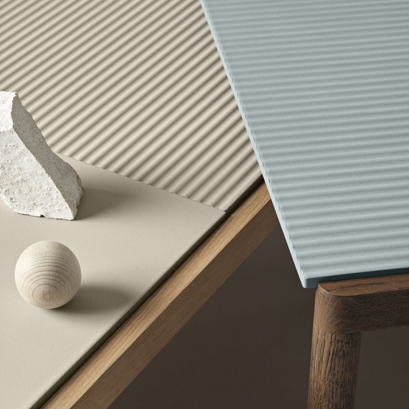 Muuto COUPLE Stolik Kawowy z Ceramicznym Blatem 84x40 cm / Jasny Dąb - Blat Wavy Niebieski Pale Blue