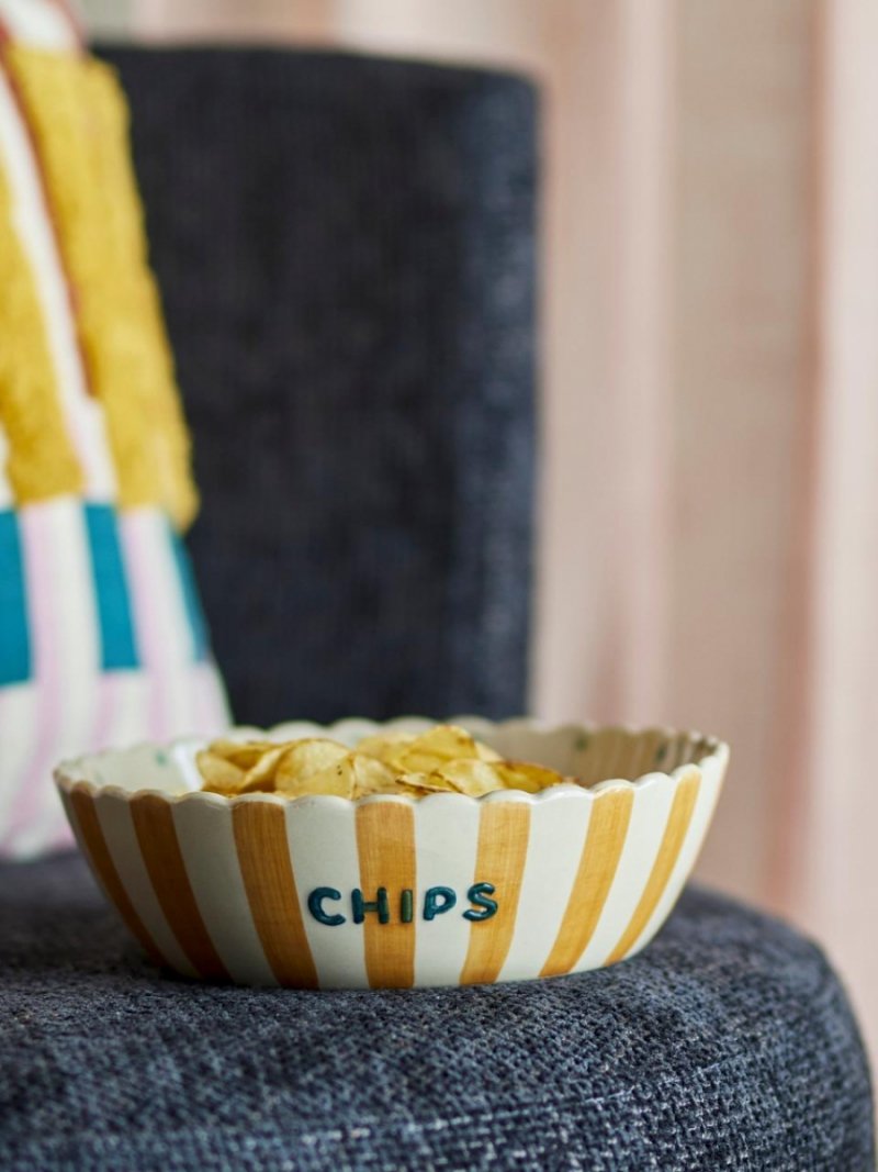 Miska The Chip Bowl Bloomingville z ręcznie malowanymi paskami i napisem CHIPS