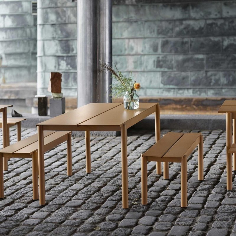 Muuto LINEAR Zestaw Mebli Ogrodowych - Stół 140 cm + 2 Ławki - Pomarańczowy