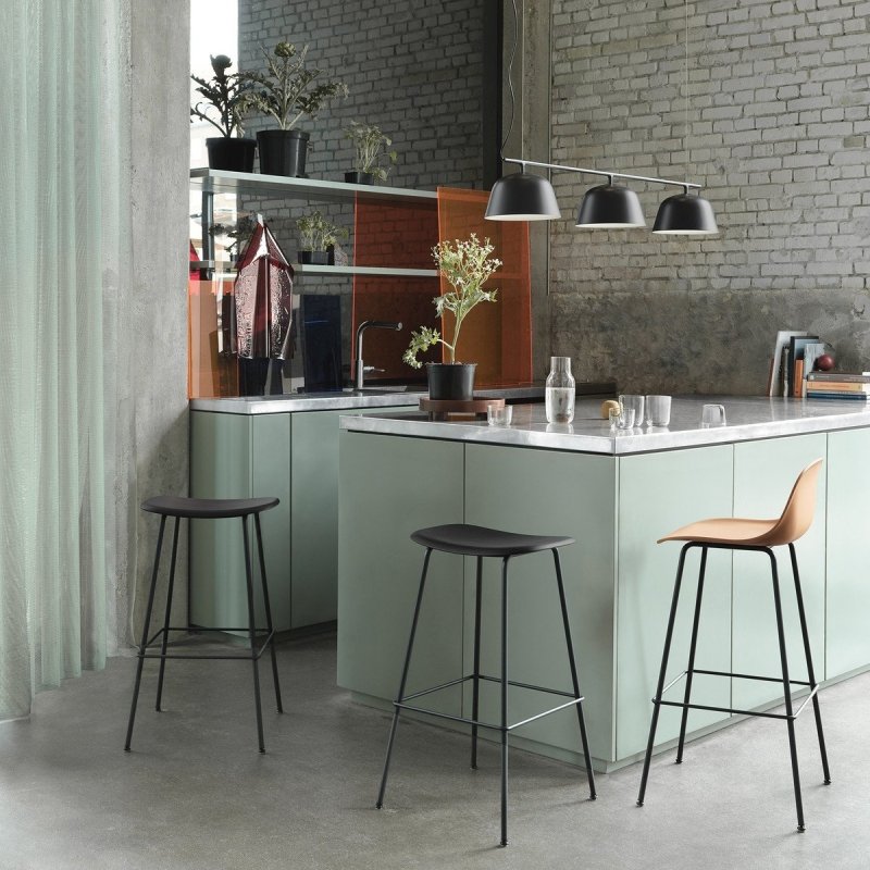 Muuto FIBER Hoker z Oparciem - Stołek Barowy 65 cm Czarny z Siedziskiem Tapicerowanym Czarną Skórą / Metalowa Rama