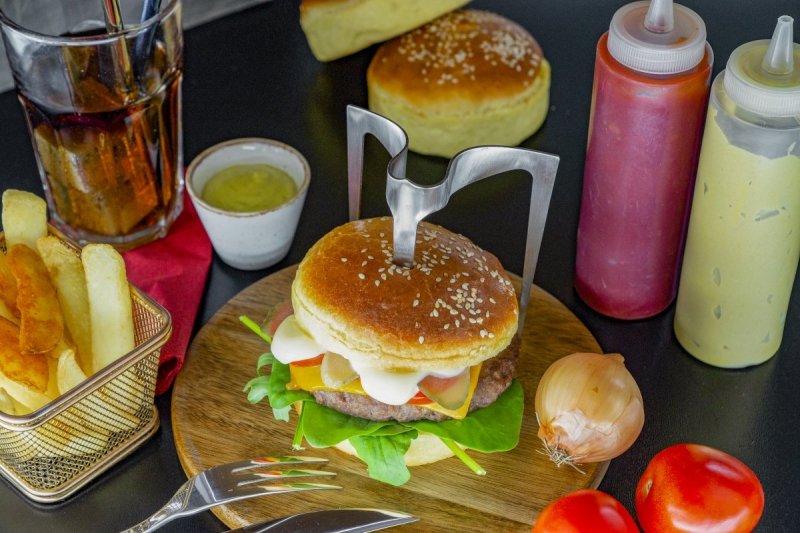 Lurch KITCHEN Zestaw - Deska i Szpikulec do Serwowania Hamburgerów