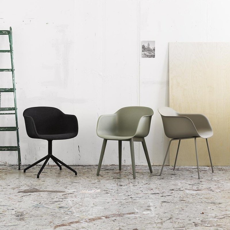 Muuto FIBER ARMCHAIR SWIVEL BASE Krzesło Obrotowe - Czarne - Siedzisko Tapicerowane Brązową Skórą / Metalowa Rama