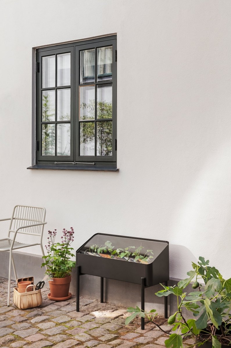 Szklarnia Simply Grow Spire Eva Solo ustawiona w ogrodzie